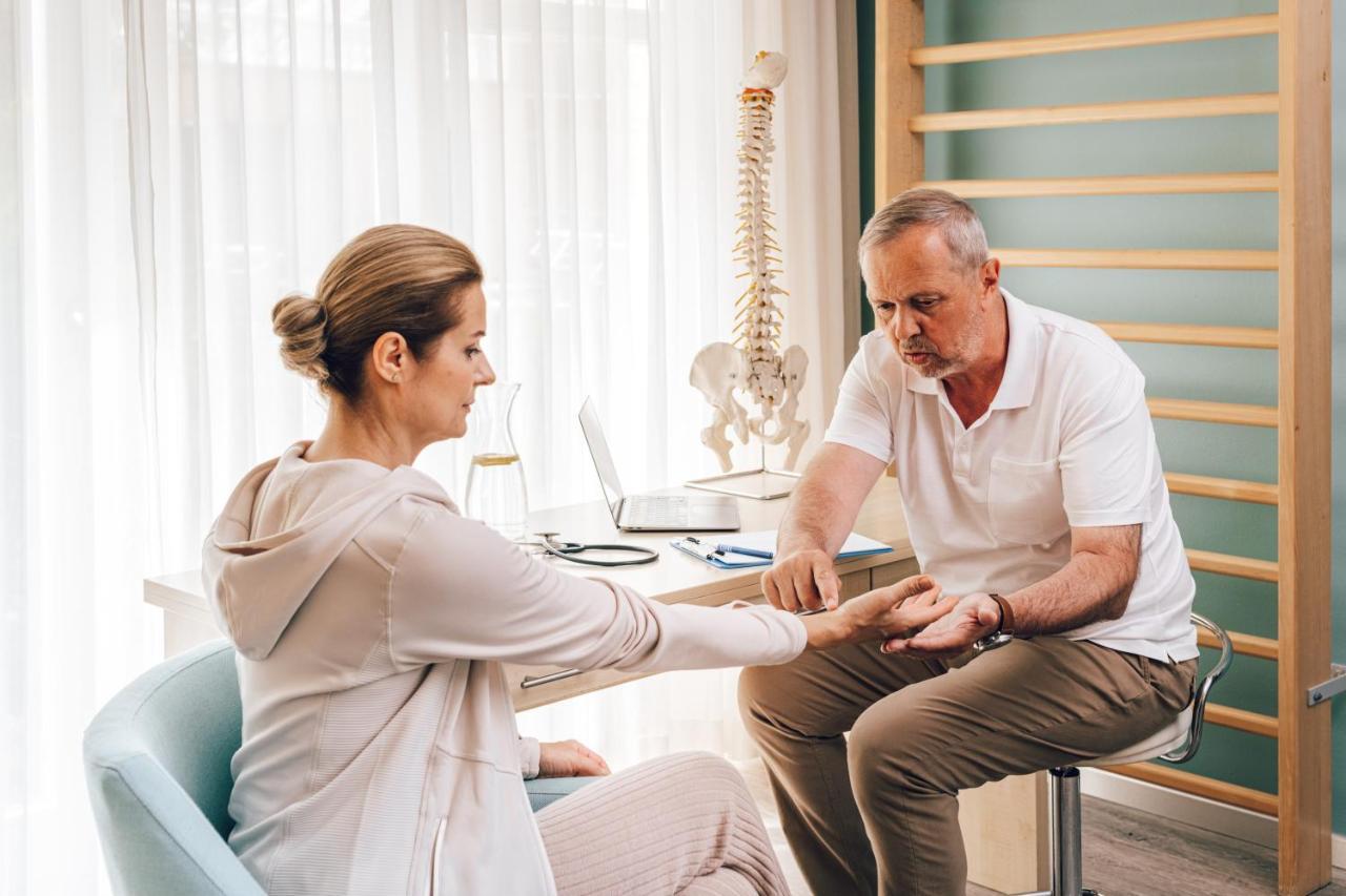 Falkensteiner Spa Resort マリアーンスケー・ラーズニェ エクステリア 写真 A chiropractor examines a patient's wrist
