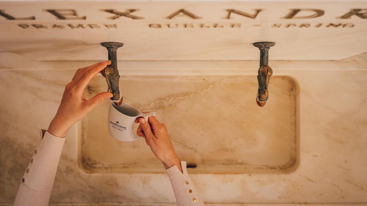 Falkensteiner Spa Resort マリアーンスケー・ラーズニェ エクステリア 写真 A woman washing her hands in the mikveh