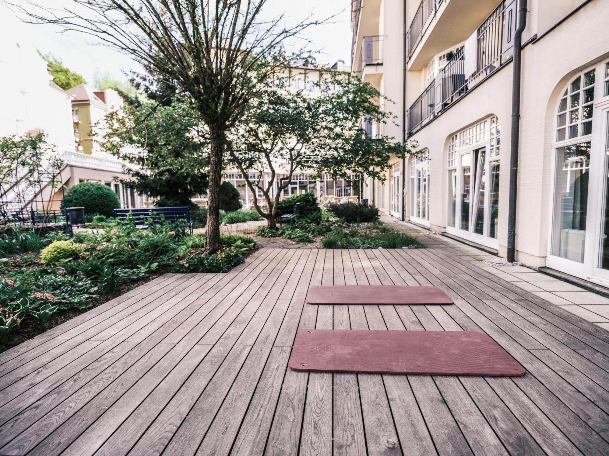 Falkensteiner Spa Resort マリアーンスケー・ラーズニェ エクステリア 写真 The garden of the school
