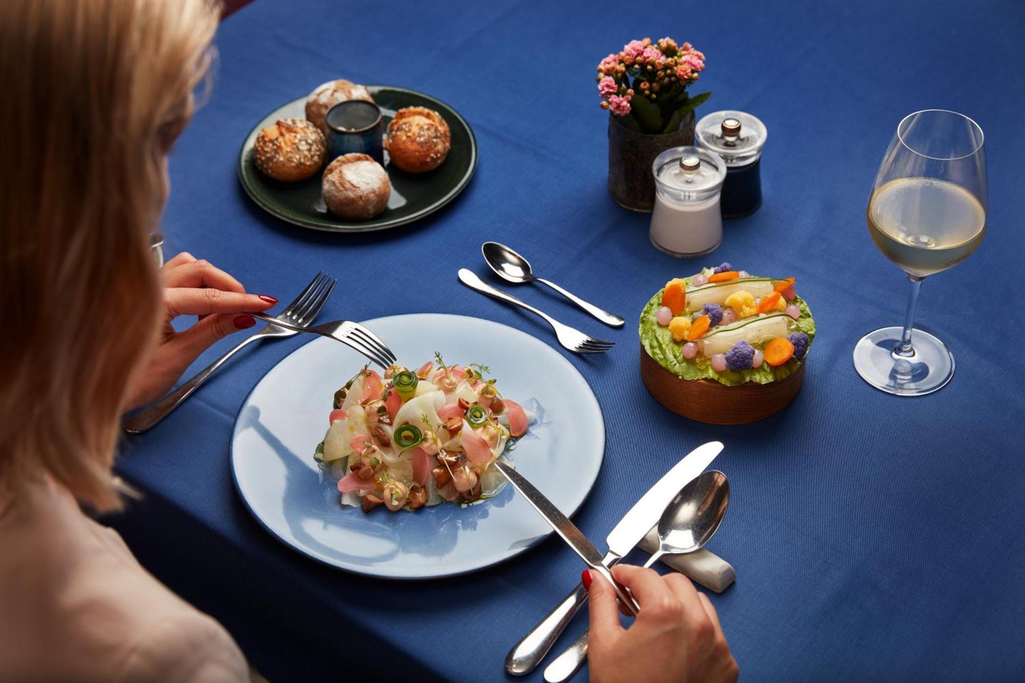 Falkensteiner Spa Resort マリアーンスケー・ラーズニェ エクステリア 写真 A woman eating with a knife and fork