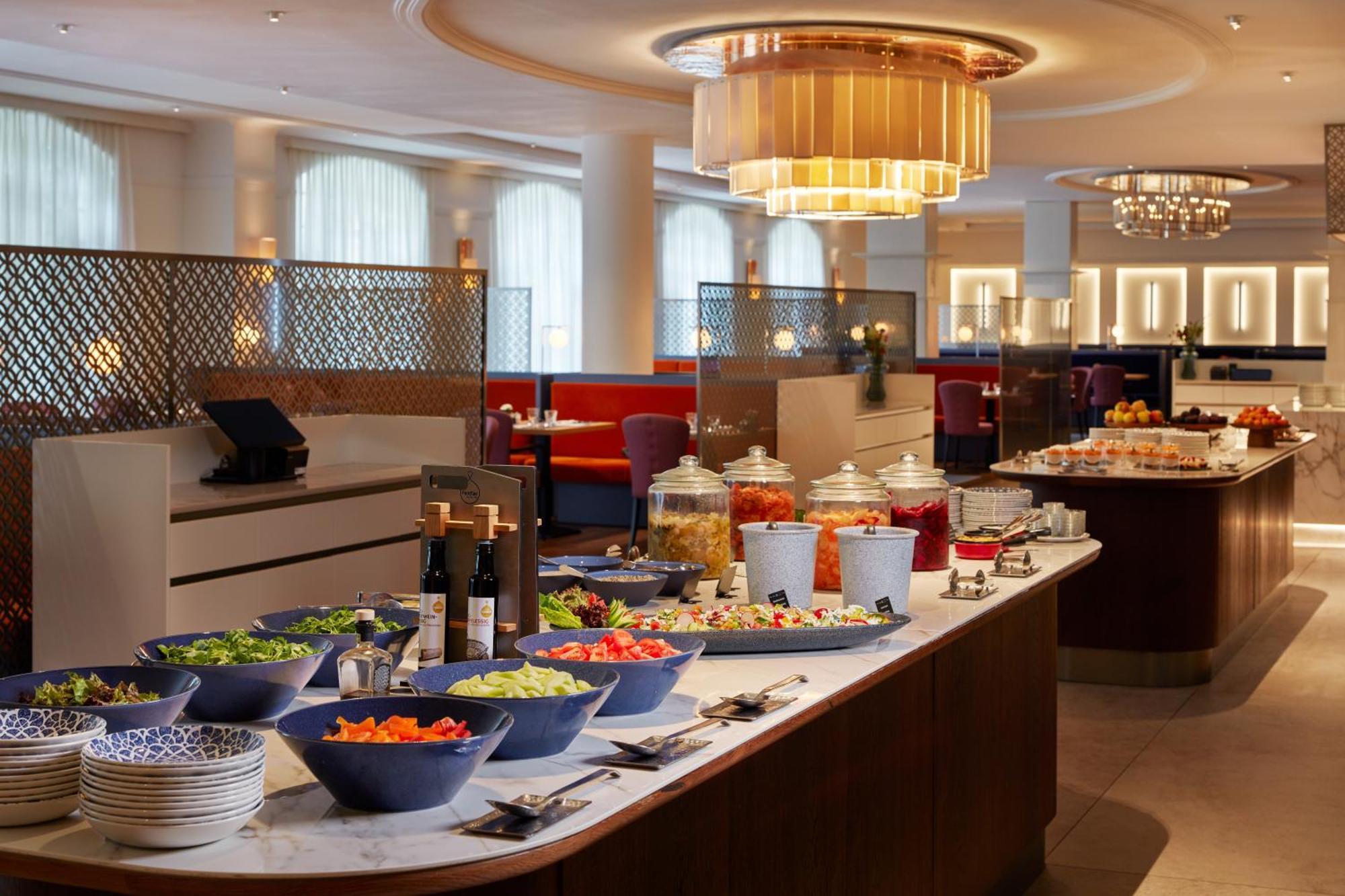 Falkensteiner Spa Resort マリアーンスケー・ラーズニェ エクステリア 写真 The buffet at the restaurant