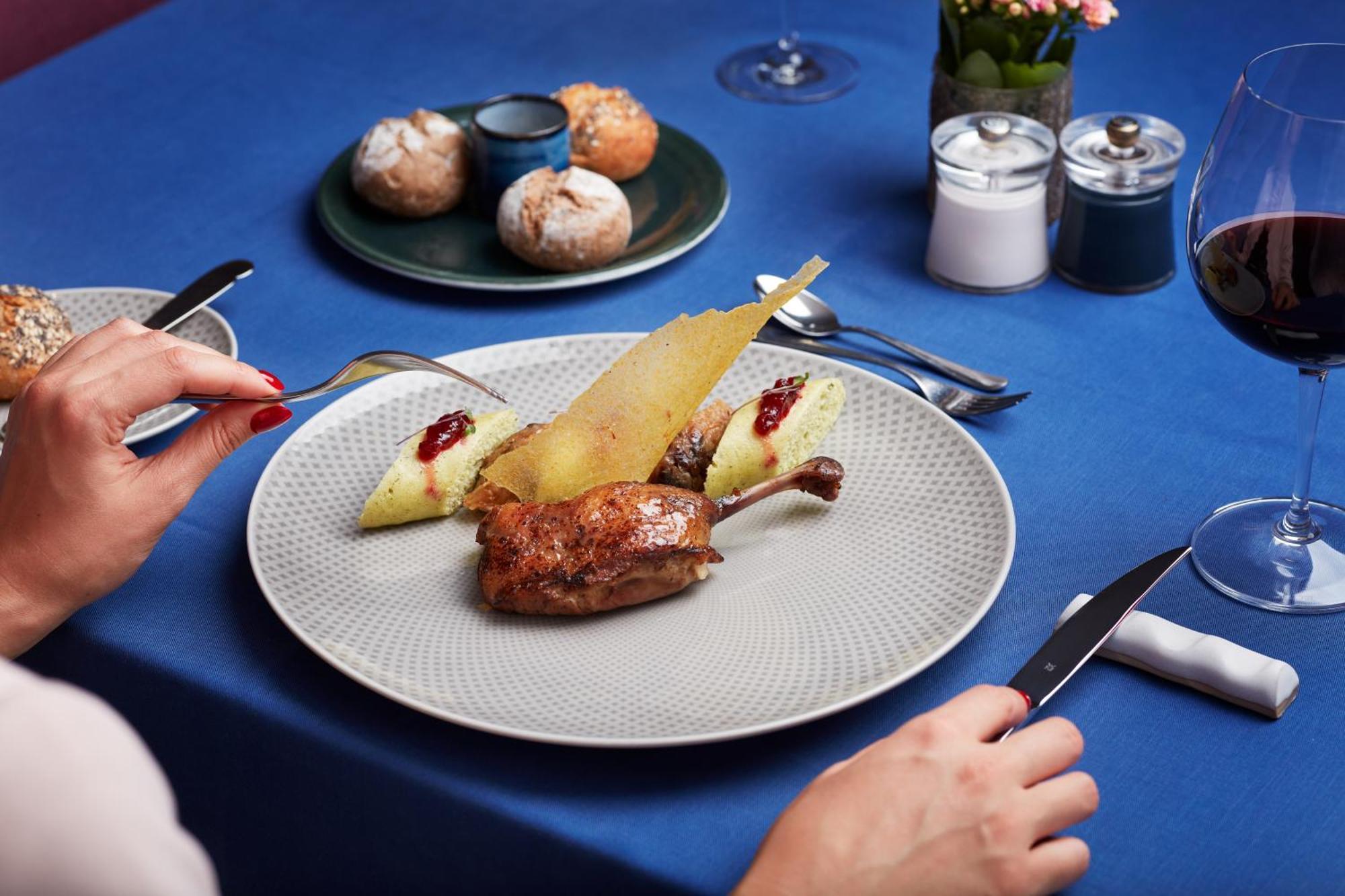 Falkensteiner Spa Resort マリアーンスケー・ラーズニェ エクステリア 写真 A duck confit with pear and red wine