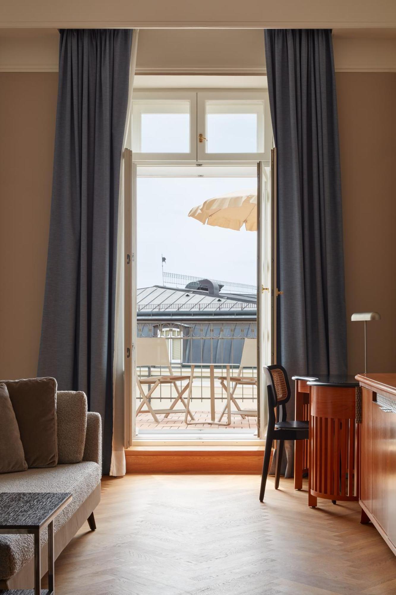 Falkensteiner Spa Resort マリアーンスケー・ラーズニェ エクステリア 写真 A balcony in a hotel room