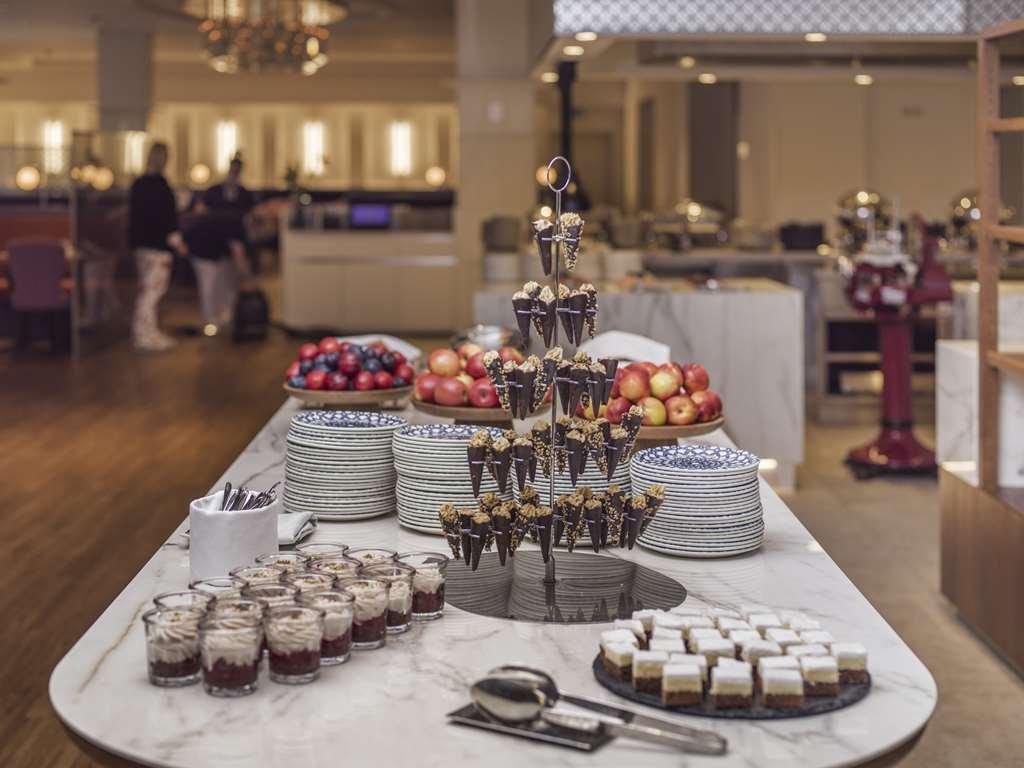 Falkensteiner Spa Resort マリアーンスケー・ラーズニェ レストラン 写真 A dessert buffet