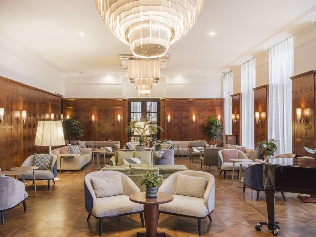 Falkensteiner Spa Resort マリアーンスケー・ラーズニェ レストラン 写真 The interior of the hotel