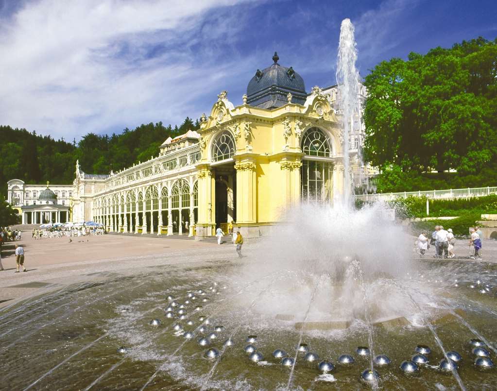 Falkensteiner Spa Resort マリアーンスケー・ラーズニェ エクステリア 写真 The colonnade in Lázně Bohdaneč
